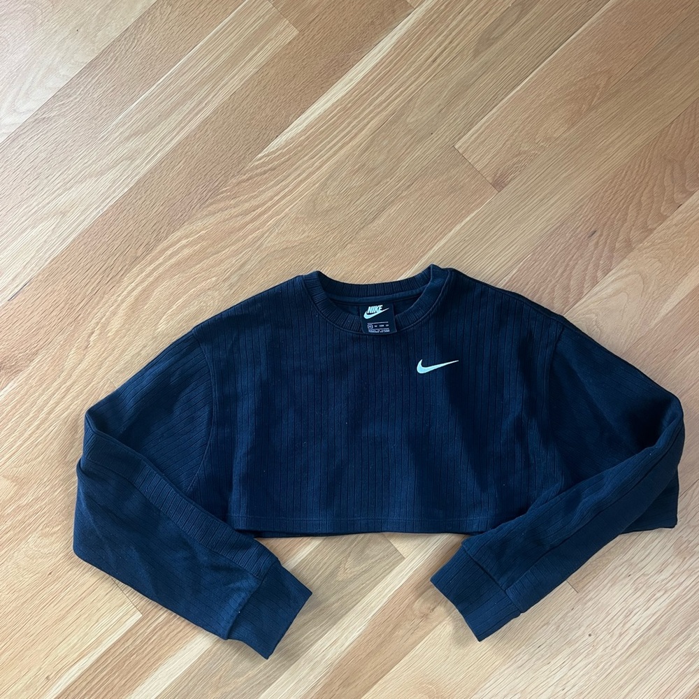 Nike Women's Black crop shirt